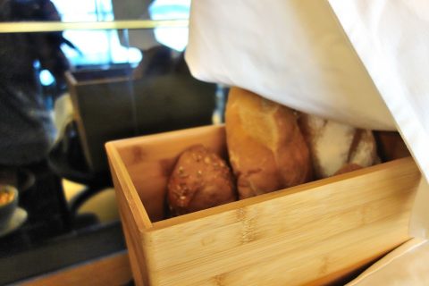 golden-lounge-satellite-firstclassのパン