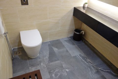 golden-lounge-satellite-firstclassトイレの個室