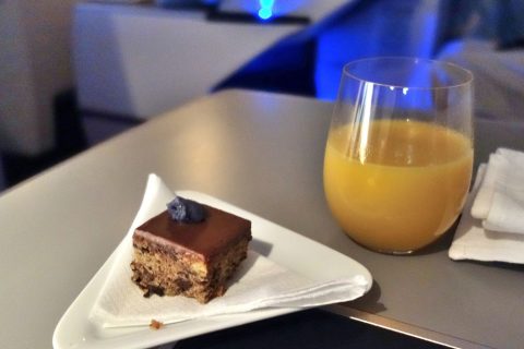 一口サイズのケーキ／オーストリア航空ビジネスクラス