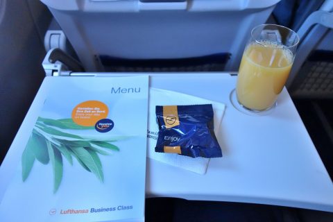 lufthansa-businessclass／オレンジジュースとおつまみ