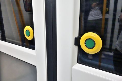madrid-metro／ドアのボタン