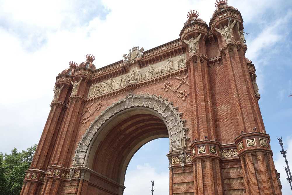 スペインにもあった バルセロナの 凱旋門 をパリと見比べると