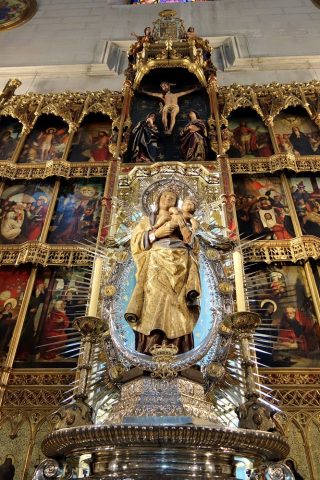 アルムデナ大聖堂／聖母の像