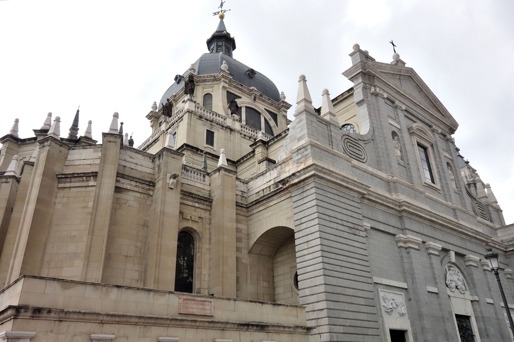 アルムデナ大聖堂 無料で入れるマドリードの観光スポット