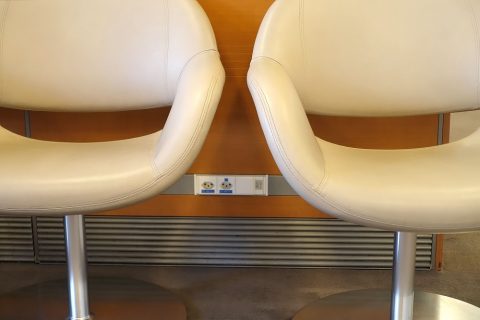 geneva-airport-lounge／シートコンセント