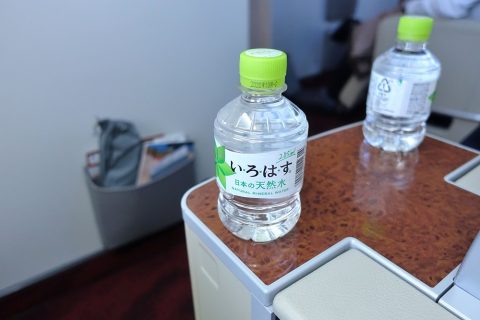 jal-firstclass-domestic-drinks／水ペットボトル