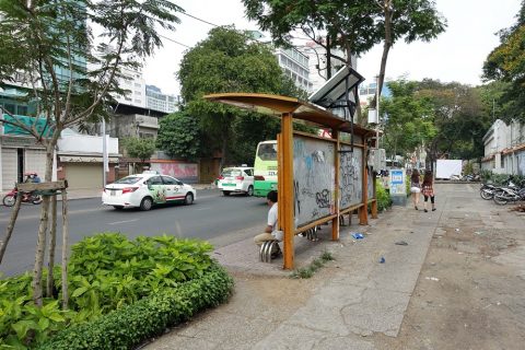 ホーチミンの屋根つきバス停