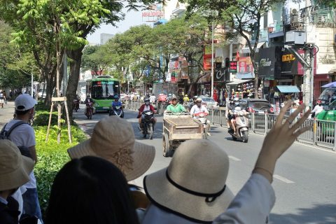 ho-chi-minh-bus／手を上げて合図