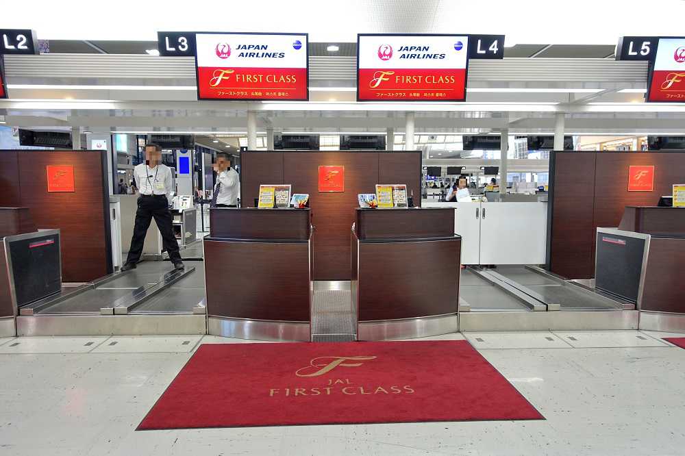 成田空港 Jalファーストチェックイン 体験レポート 赤絨毯でvip気分を味わう