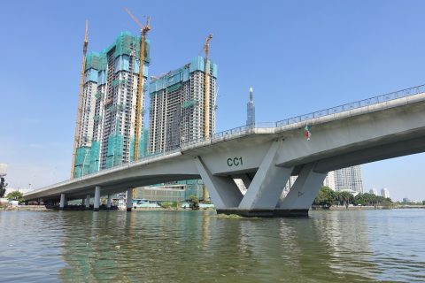 saigon-water-bus／橋の下