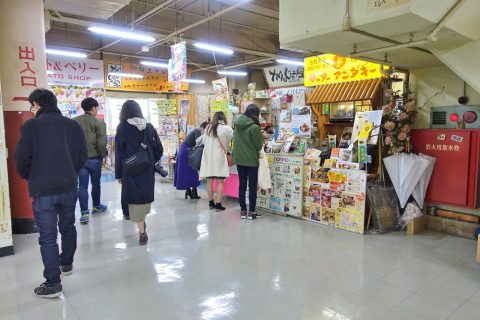 歩／サーターアンダギーの店／行列