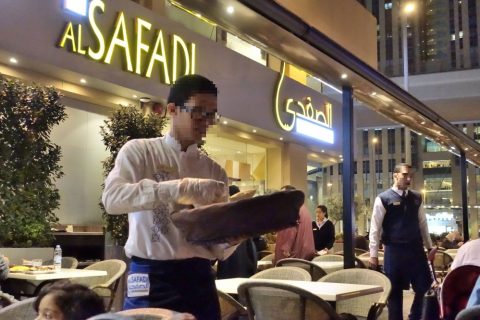 al-safadi-dubai-restaurant／ウェイター