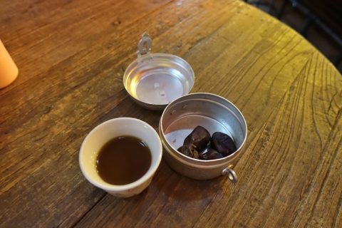 coffee-museum-dubai／アラビックコーヒーとデーツのセット