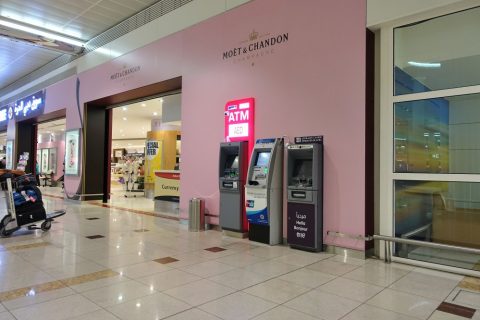 ドバイ空港バゲッジクレームにあるATM