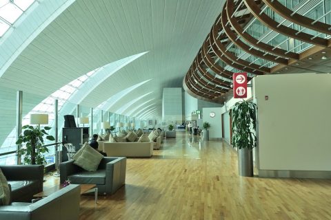 dubai-emirates-firstclass-lounge-B／窓側のラウンジエリア