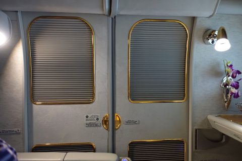 emirates-firstclass-a380／扉を閉める