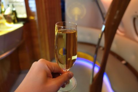 emirates-firstclass-a380／シャンパンをBarで飲む