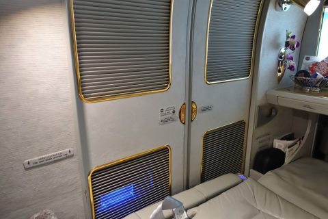 emirates-firstclass-a380／ベッドと扉の隙間