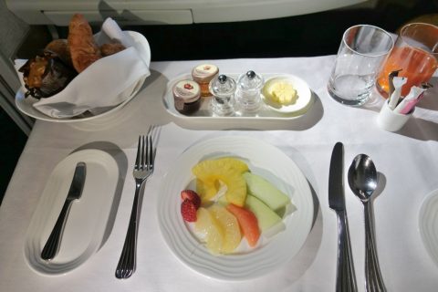 emirates-firstclass-a380／パンとフルーツ