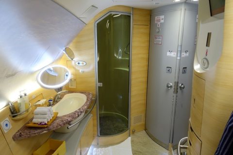 emirates-firstclass-a380／シャワーブースと洗面台