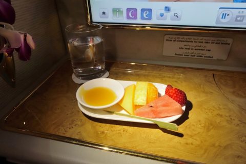 emirates-firstclass-a380／シャワーの後のフルーツ