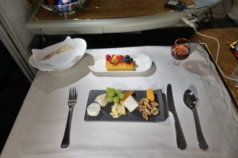 emirates-firstclass-a380／フルーツタルトとチーズ