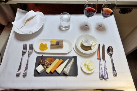 emirates-firstclass-b777-new-seat／デザートとチーズ