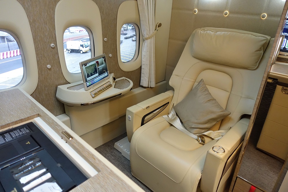 エミレーツ航空 B777 新型ファーストクラス搭乗記！完全個室シートが凄い！