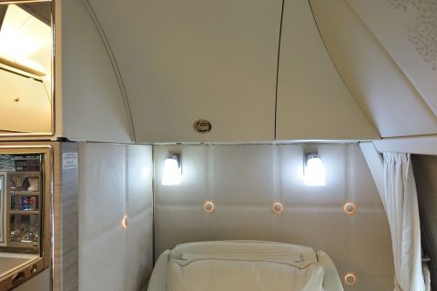 emirates-firstclass-b777-new-seat／後ろの照明