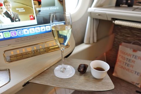 emirates-firstclass-b777-new-seat／シャンパンとアラビックコーヒー