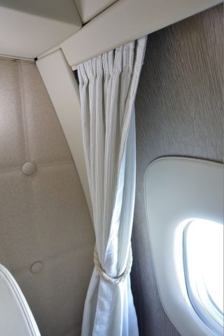emirates-firstclass-b777-new-seat／カーテン