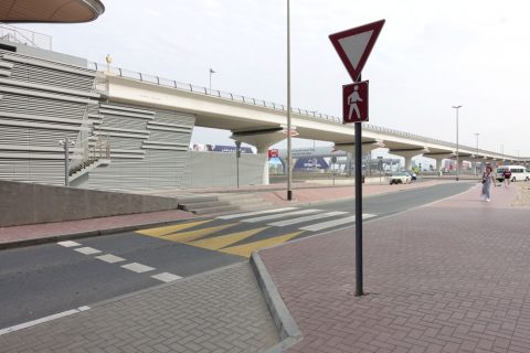 rose-park-hotel-al-barsha／駅前の横断歩道