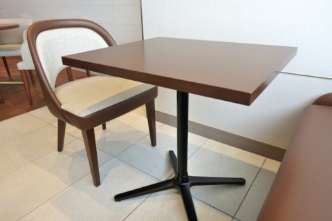 jal-firstclass-lounge-narita-4f／テーブルの質感
