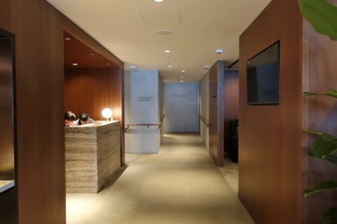 the-deck-cathaypacific-lounge／シャワーの受付