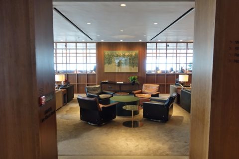 the-deck-cathaypacific-lounge