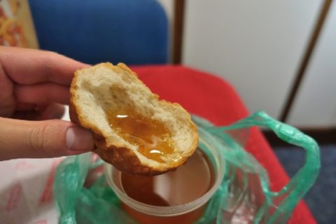 vladivostok-market-honey／パンに浸して食べる蜂蜜