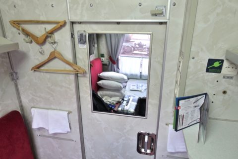 siberian-railway-007／扉の鏡