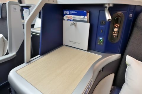 ANA-businessclass-b787-10／サイドテーブル