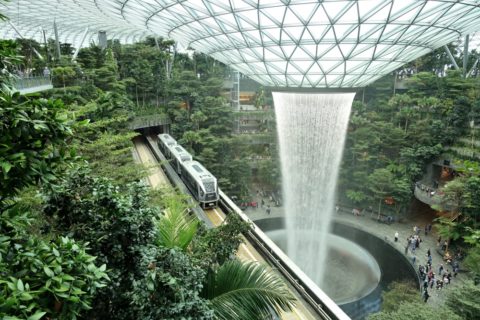 singapore-jewel／シャトルから滝を眺める