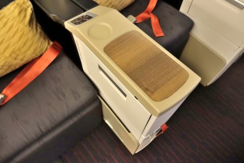 turkish-airlines-businessclass-b777／カクテルテーブル