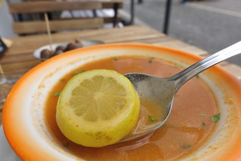 O-Tainadas-Restaurante／スープのレモン