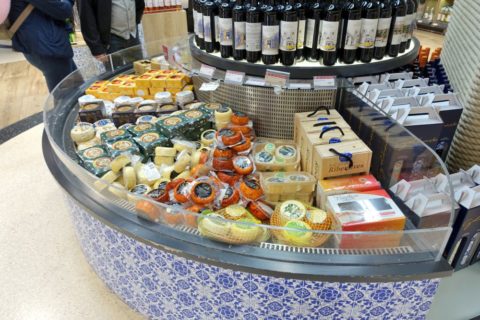 lisbon-airport／免税店のチーズ