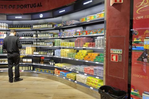 lisbon-airport／免税店のチーズと缶詰売場