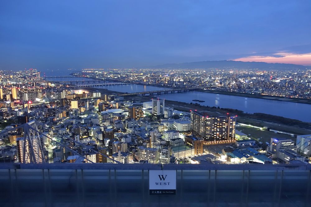 夜景が美しい 梅田スカイビル 空中庭園 混雑無しは今の内